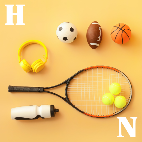 Auf einem gelborangenem Hintergrund liegt ein Tennisschläger mit drei Tennisbällen. Darum herum liegen ein Basketball, ein Football, ein Fußball, gelbe Kopfhörer sowie eine weiße Trinkflasche. 