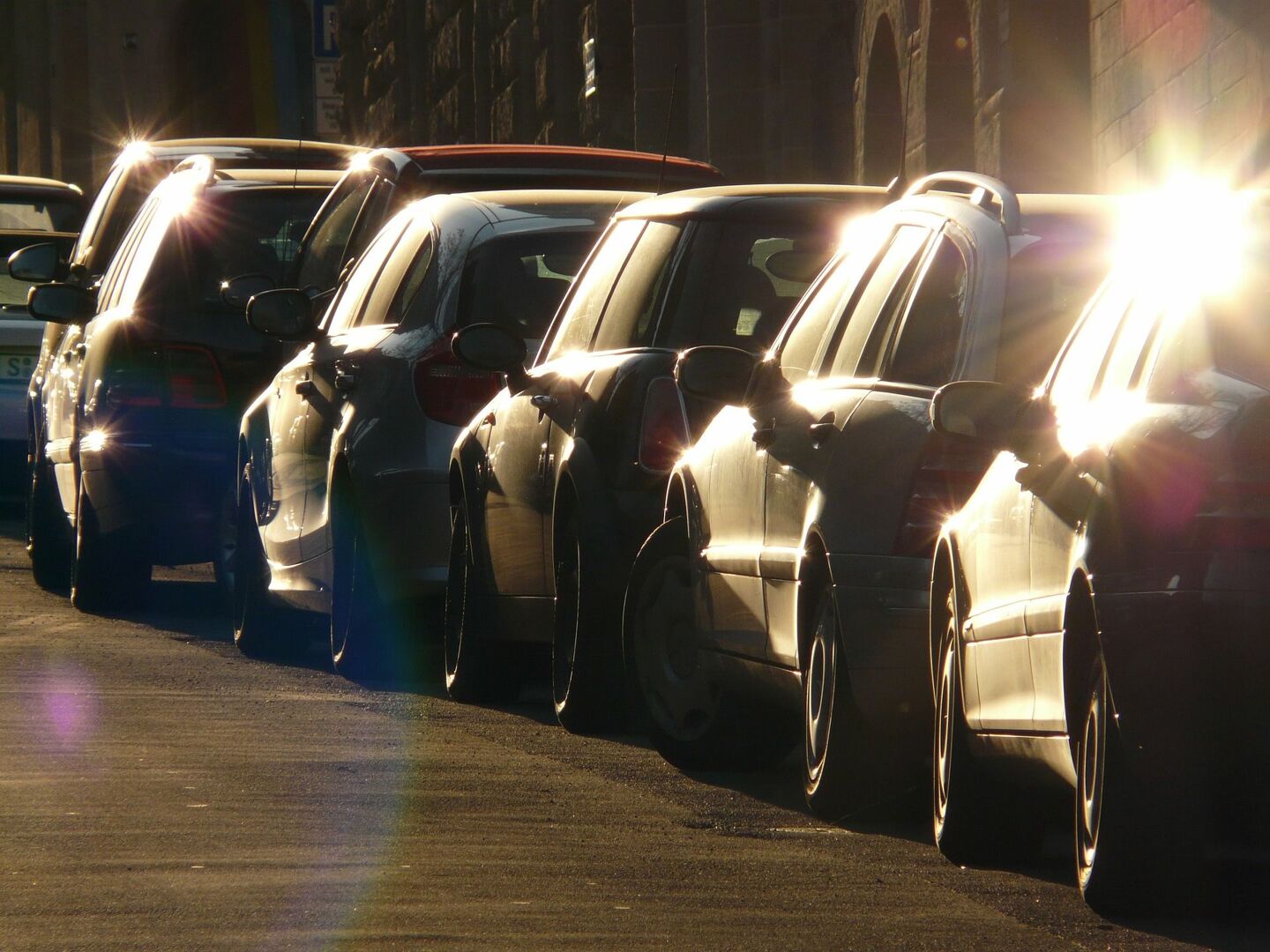 Autos parken hintereinander am Straßenrand