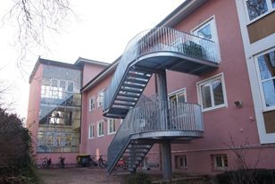 Neue Fluchttreppe am Gebäude der Sicherlschule