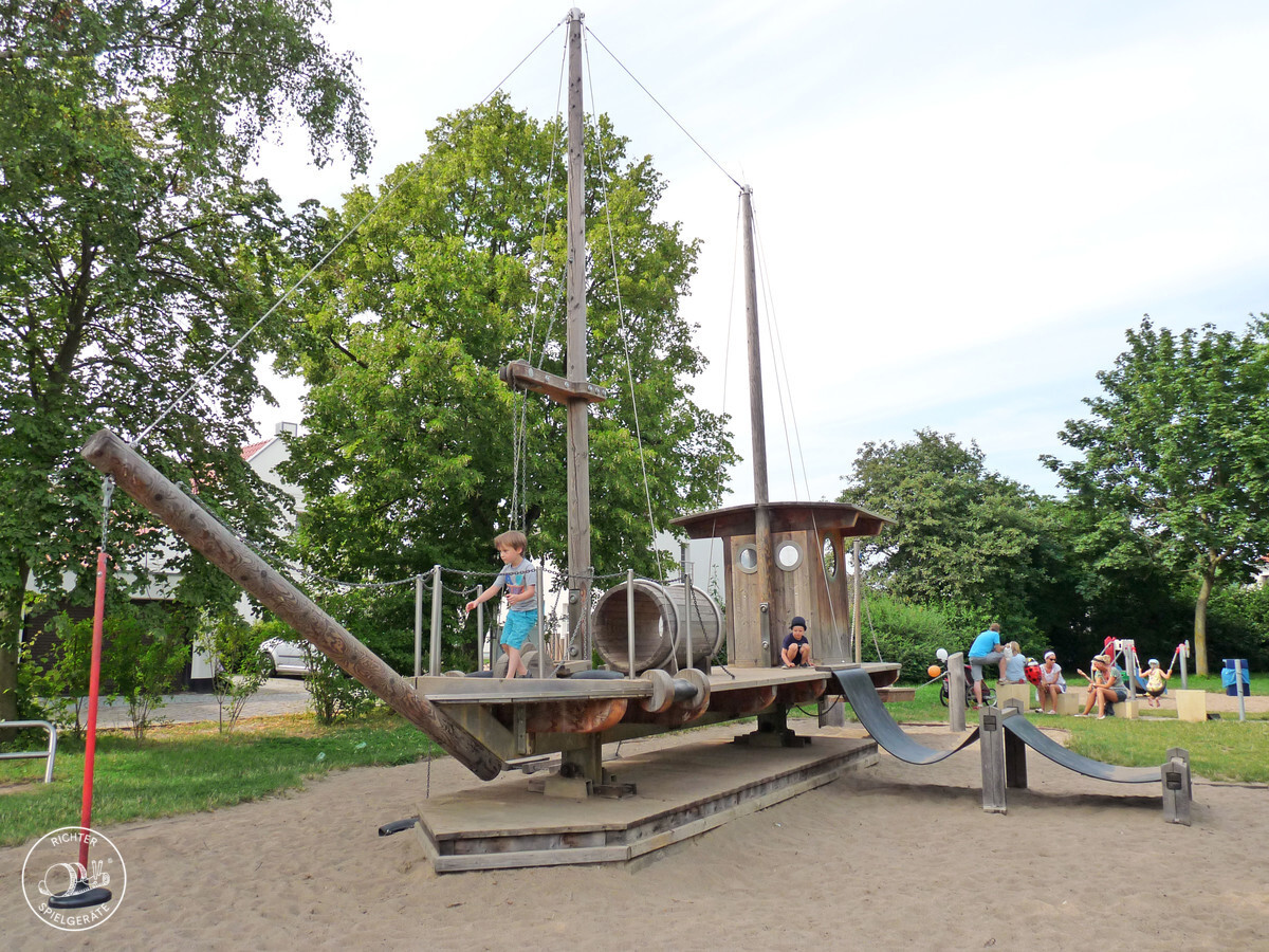Kinder spielen auf einem Klettergerüst in der Form eines Schiffes